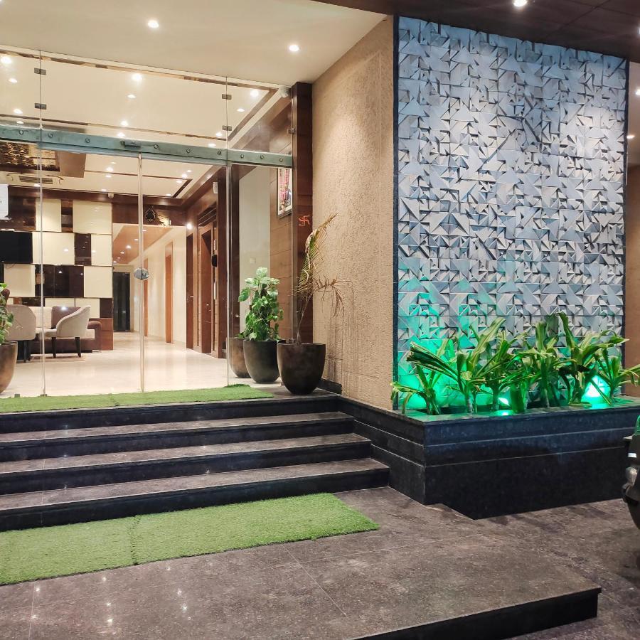 Ananda Castle Hotel Vrindavan Exterior photo